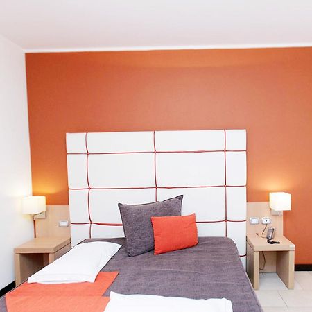 Hotel Al Ritrovo Кастелуцо Екстериор снимка