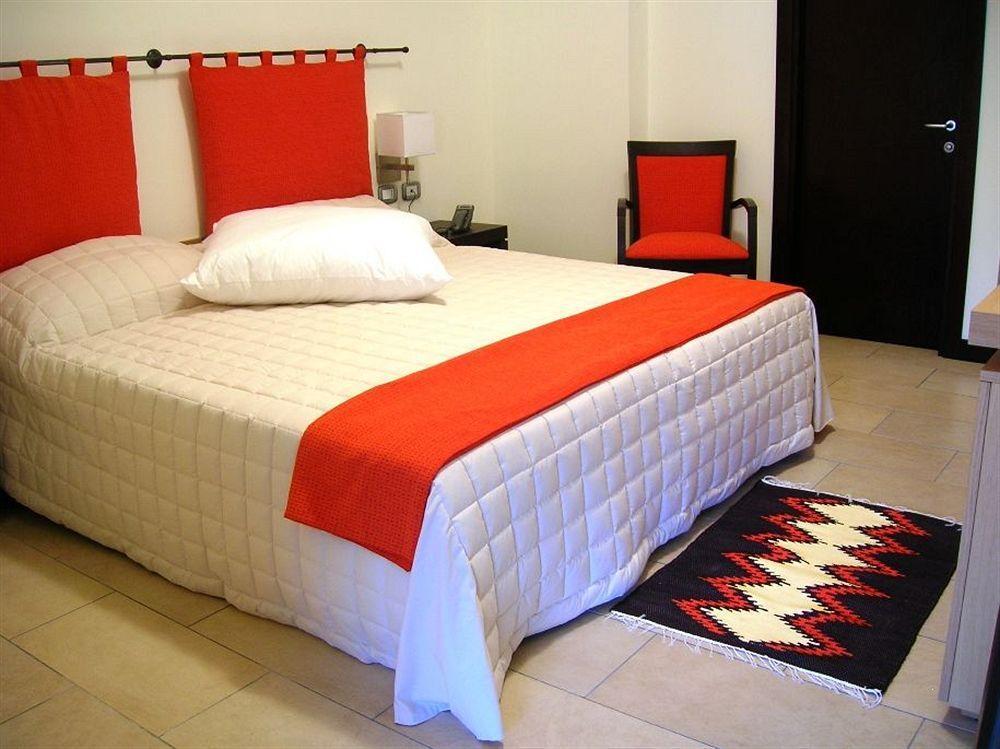 Hotel Al Ritrovo Кастелуцо Екстериор снимка