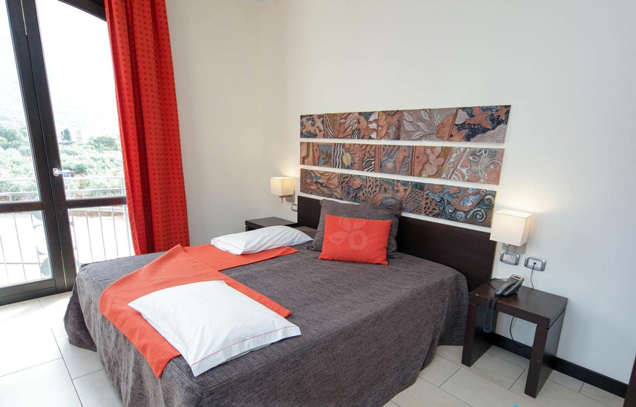 Hotel Al Ritrovo Кастелуцо Екстериор снимка