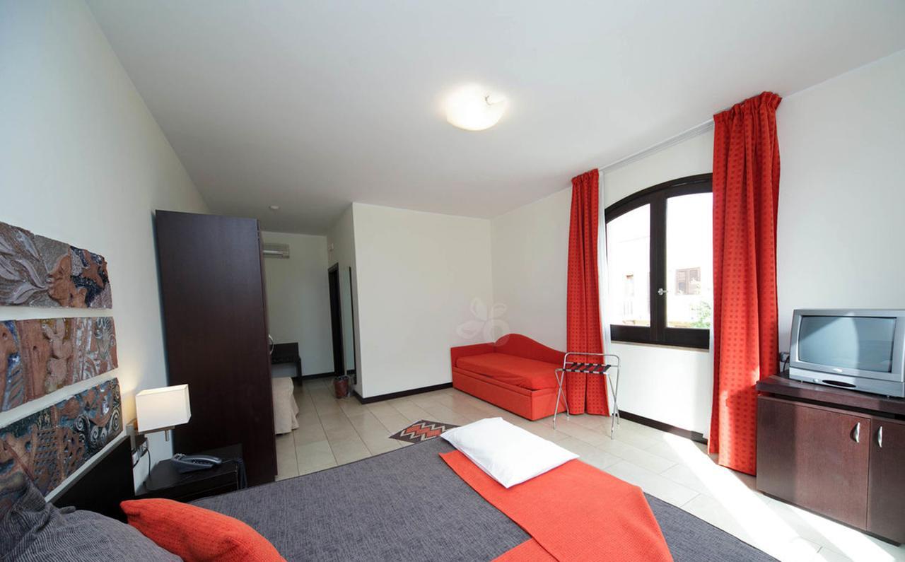 Hotel Al Ritrovo Кастелуцо Екстериор снимка
