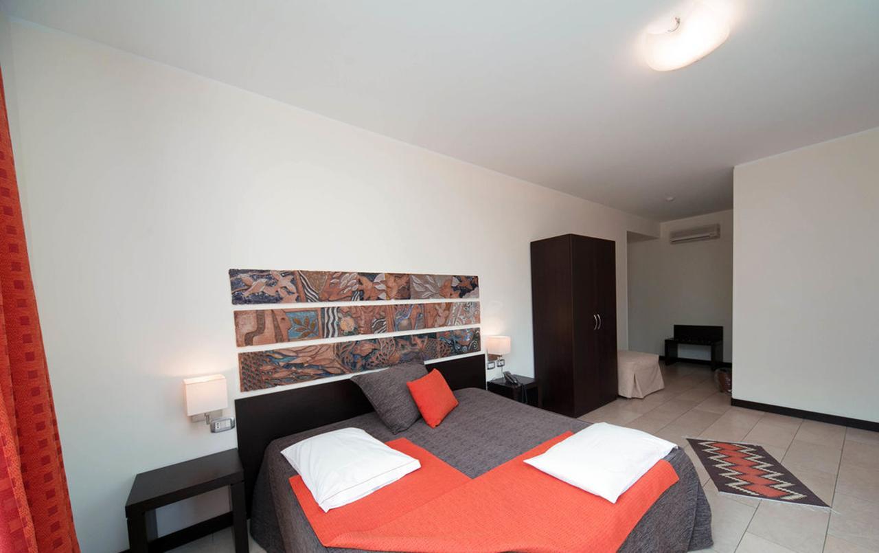 Hotel Al Ritrovo Кастелуцо Екстериор снимка