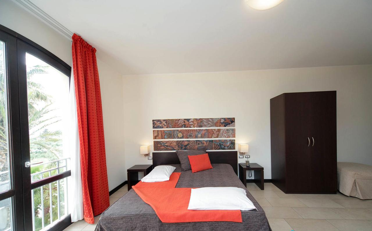 Hotel Al Ritrovo Кастелуцо Екстериор снимка