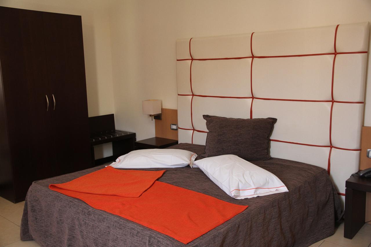 Hotel Al Ritrovo Кастелуцо Екстериор снимка