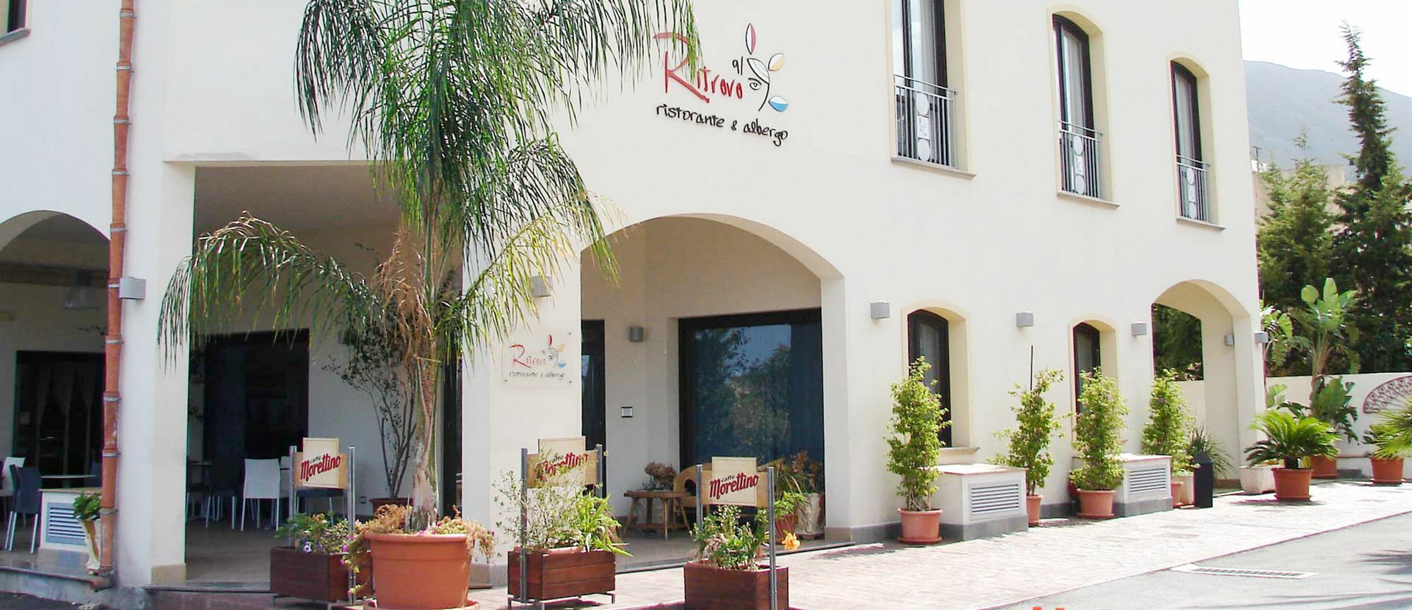 Hotel Al Ritrovo Кастелуцо Екстериор снимка